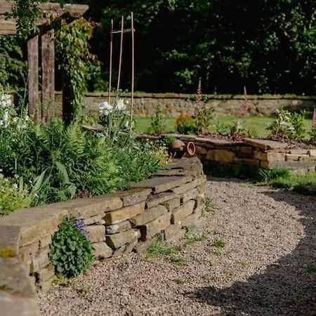 Luxury 4 Bed Dales Retreat Private Walled Garden Ensuite Sleeps 8 Superking 1 Double 2 King 1 Embsay