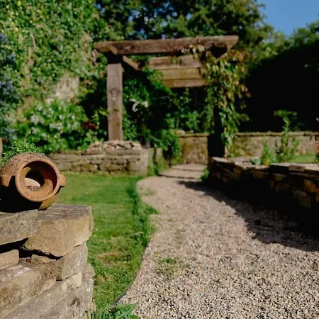 Luxury 4 Bed Dales Retreat Private Walled Garden Ensuite Sleeps 8 Superking 1 Double 2 King 1 Holiday home Embsay